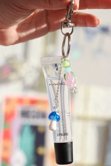 Der «Lipglass» von Mac ist ein Klassiker. Nur schaut er ohne Schmuck etwas langweilig aus.