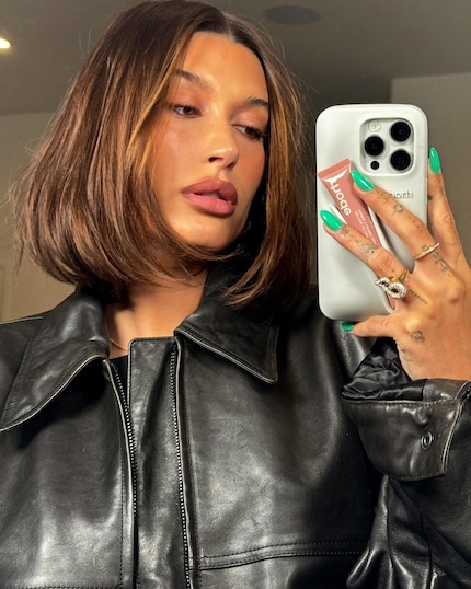 Hailey Bieber trägt ihren «Peptide Lip Tint» an einer dafür kreierten Handyhülle. Das nenn ich mal brauchbares Merch.