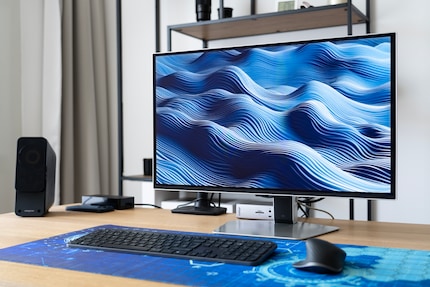 De Samsung Odyssey OLED G6 misstaat niet in een opstelling zonder RGB.