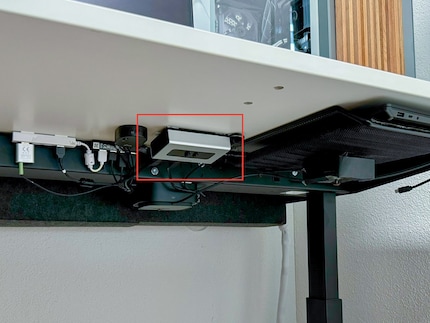 Rafael heeft een schakelaar gebouwd voor zijn kabels. De randapparatuur loopt dan met één druk op de knop van de pc naar de laptop.