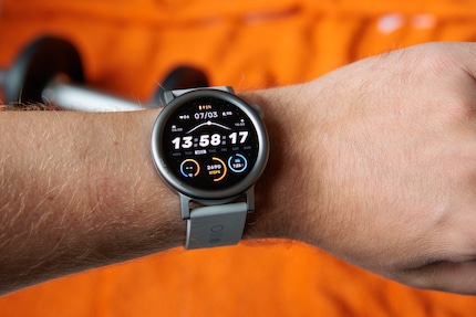 Die CMF Watch Pro mit abgerundeter Lünette.