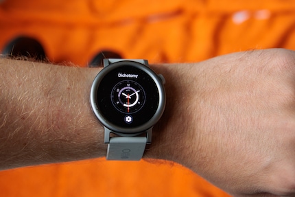 Watchfaces passe ich direkt in der Uhr und mit noch größerer Auswahl in der App an.