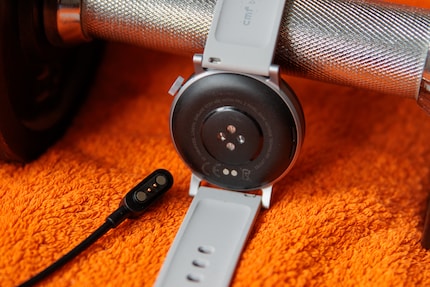 Die Kontakte für das Ladegerät befinden sich auf der Rückseite der Watch Pro 2.