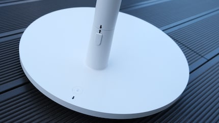 De LED-balk in de standaard dient als informatie over de oplaadstatus. De aansluiting voor de USB-C kabel voor het opladen zit hier ook verborgen.