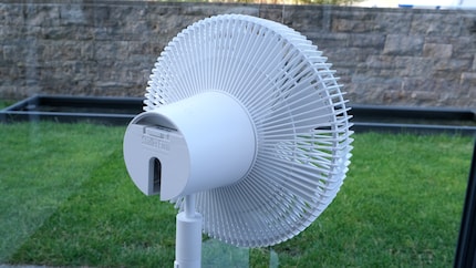 De afstandsbediening zit netjes in een klein vakje in de kop van de ventilator. En maak je geen zorgen, een magneet zorgt ervoor dat hij daar blijft zitten, zelfs als de kop wordt gekanteld.