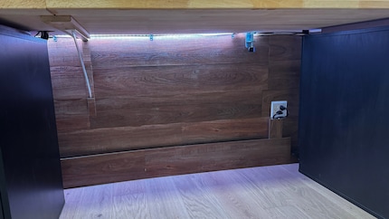 Die vielen Kabel versteckt Ray hinter Holzlatten unter dem Schreibtisch.