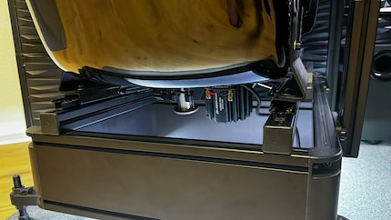 Für haptisches Feedback sorgt ein Körperschallwandler unter dem Sitz.