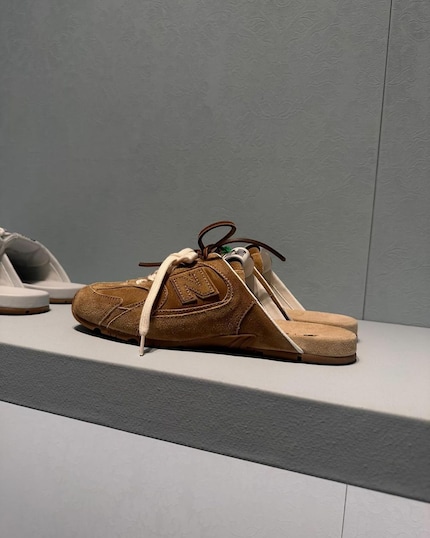 De schoen is half sneaker, half muiltje.