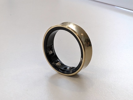 Die Oberfläche des Rings ist gegen innen gewölbt.