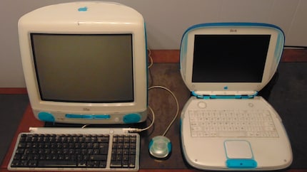 De iBook werd op de markt gebracht als een draagbare iMac en zag er ook zo uit.