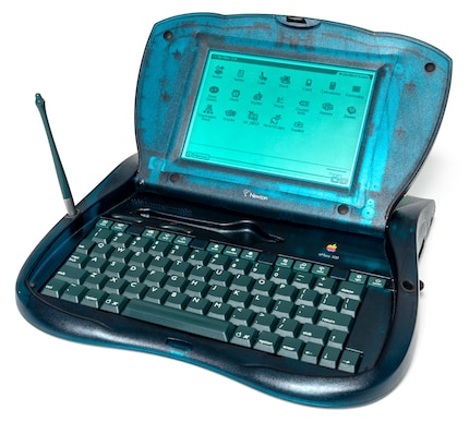 Transparant, turquoise en met een handvat: de Apple eMate 300 had al veel gemeen met de latere iBook.