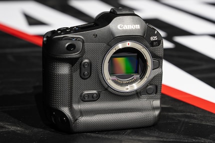 Die Canon EOS R1 ist grossflächig mit einer griffigen Struktur versehen.