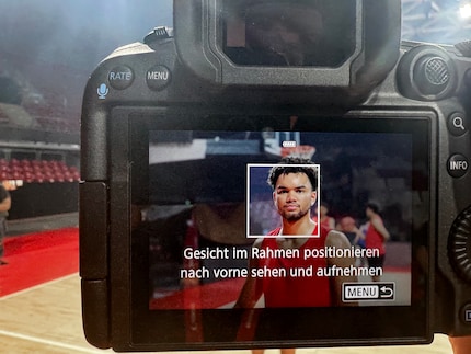 Die R1 (auf diesem Bild die R5 Mark II) kann Gesichter registrieren und dann priorisieren.