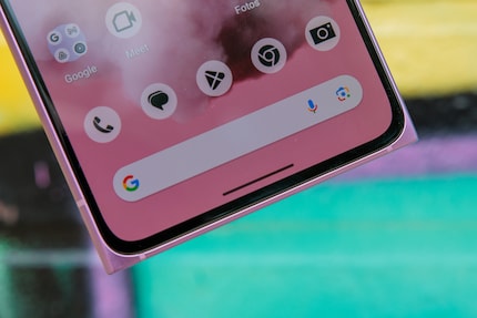Apps appear in black and white on the start screen.