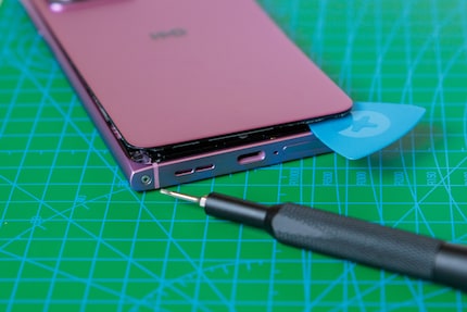 If you turn the screw, you can pry up the back.