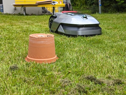 The lawnmower goes round obstacles easily – with some distance too.