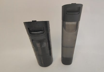 Vuilwatertank (links) en schoonwatertank (rechts) zijn klaar voor gebruik.