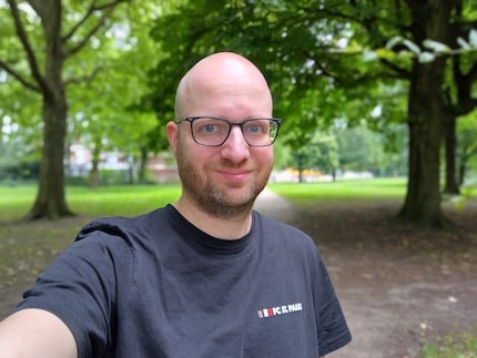 The selfie camera’s portrait mode recognises my glasses.