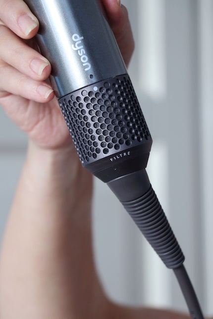 Simply pull the filter protector on the Airwrap down.