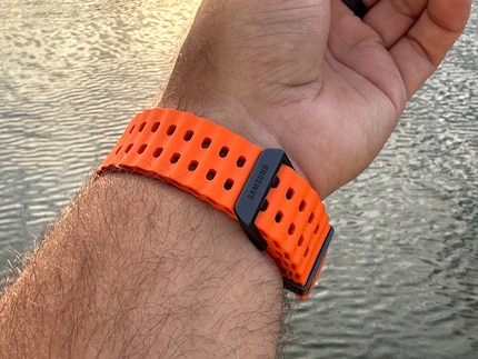 The strap is comfortable and pleasant – even in summer temperatures.