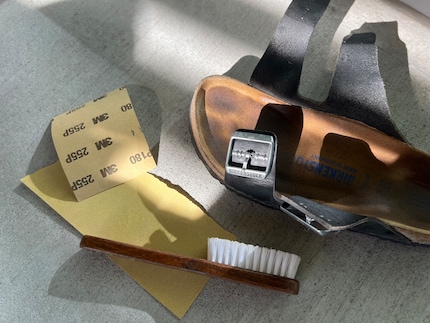 Gebruik schuurpapier om de binnenzolen van je Birkenstocks weer schoon te krijgen.