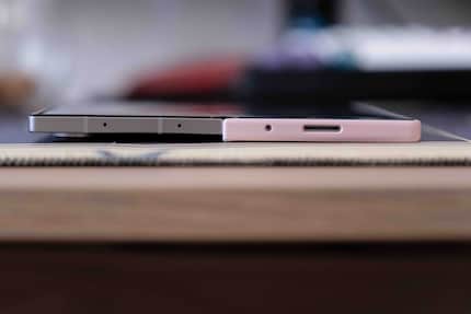 Als ik de smartphone op tafel wil leggen om te schrijven, moet ik één kant van het hoesje verwijderen, anders wiebelt het apparaat.