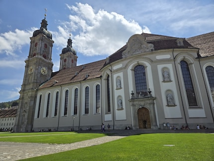 Het klooster in St.Gallen. De weiden zijn overdreven groen.