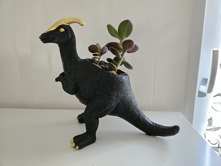 Alle fijne schubben zijn nog te zien op de zwarte dinosaurus. Alleen de poten en staart zijn wazig.