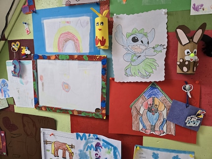 Een onverlicht kamertje met het kunstwerk van mijn nichtje - en toch stralen de kleuren.