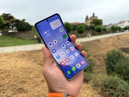 The Flip 6 is a normal-sized smartphone that can be folded in half.