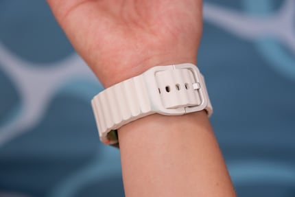 De witte polsband van de Galaxy Watch 7 is gevoelig voor vlekken.