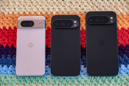 De Pixel 9 Pro (midden) is verkrijgbaar in hetzelfde formaat als de Pixel 9 en in XL (rechts). Links staat de Pixel 8.