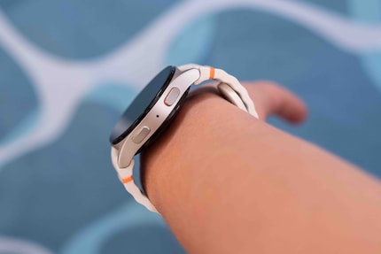 Smartwatches zijn meestal te groot voor mij. De Galaxy Watch 7 zit dicht tegen de grens aan.