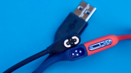 The charging and data cable with USB-A looks old-fashioned, but you need it to charge the headphones and play songs.