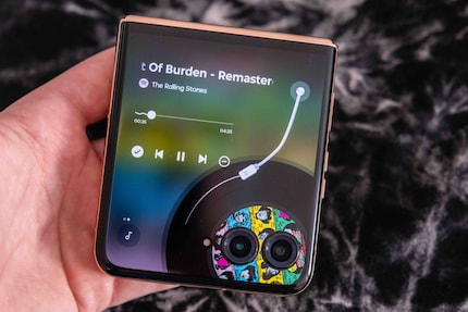 De opvouwbare telefoon functioneert ook als een kleine MP3-speler.