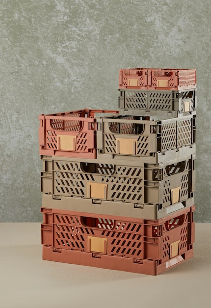 De Schou design krat is verkrijgbaar in vier maten: 17 × 12,5 × 7 cm, 25,5 × 2,5 × 16,5, 33 × 24,5 × 15 cm, 33 × 5 × 50 cm.