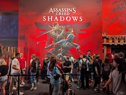 Anstehen, bloss um einen Trailer für «Assassin’s Creed Shadows» zu sehen.