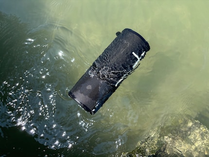 De luidspreker is IP67 waterdicht.