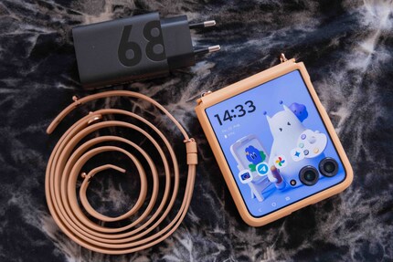 Naast de USB-C kabel en de voedingsadapter zijn er ook bijpassende accessoires voor de smartphone in dezelfde kleur.
