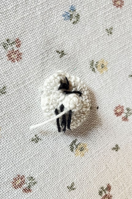 Der erste gescheiterte Versuch: Wie es in der Anleitung empfohlen wird, markiere ich die Runden mit einem Garn in einer anderen Farbe und verliere den Überblick.