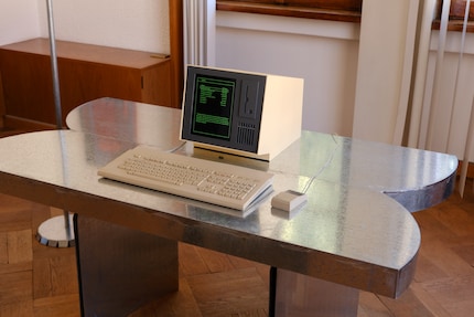 De presentatie toont het fictieve werkkantoor van Supaform, waarin een samenspel van futuristische en nostalgische flair moest worden gecreëerd.