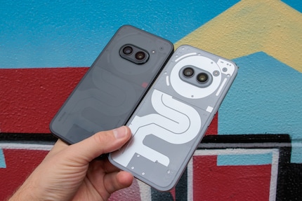 De Nothing Phone (2a) en Phone (2a) Plus (rechts) zijn aan de buitenkant alleen van elkaar te onderscheiden door hun kleur.
