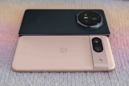 Mijn Google Pixel 8 (voorkant) is nauwelijks kleiner en zeker niet dunner dan de Magic V3.