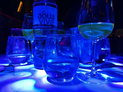 Een momentopname van een bril in blauw licht is leuk om naar te kijken.