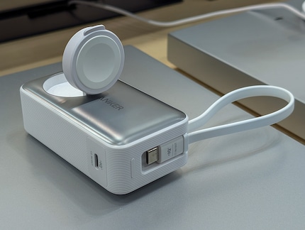 Die Ladefläche für die Apple Watch lässt sich ausklappen.