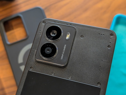 The screws on the back can be loosened for easy repair.