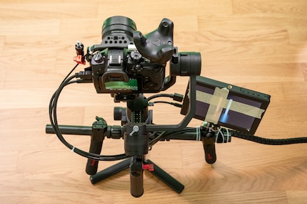 Camera with gimbal and mounted tracker. The screen output is divided into four parts. Notice the tape at the bottom right, where everything is put together.