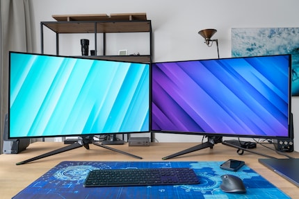 Der Asus PG32UCDP (links) und der Asus PG32UCDM (rechts) sehen genau gleich aus, haben aber unterschiedliche Panels.