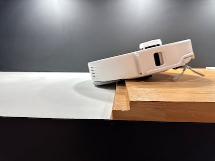 The Roborock literally shoots over the obstacle, but here the threshold has a small intermediate step built in.
