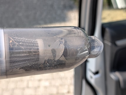 The flap inside the dust container jams almost immediately and no longer closes.